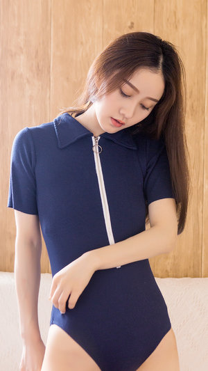 变态美女被强摸尿口扒开屁股